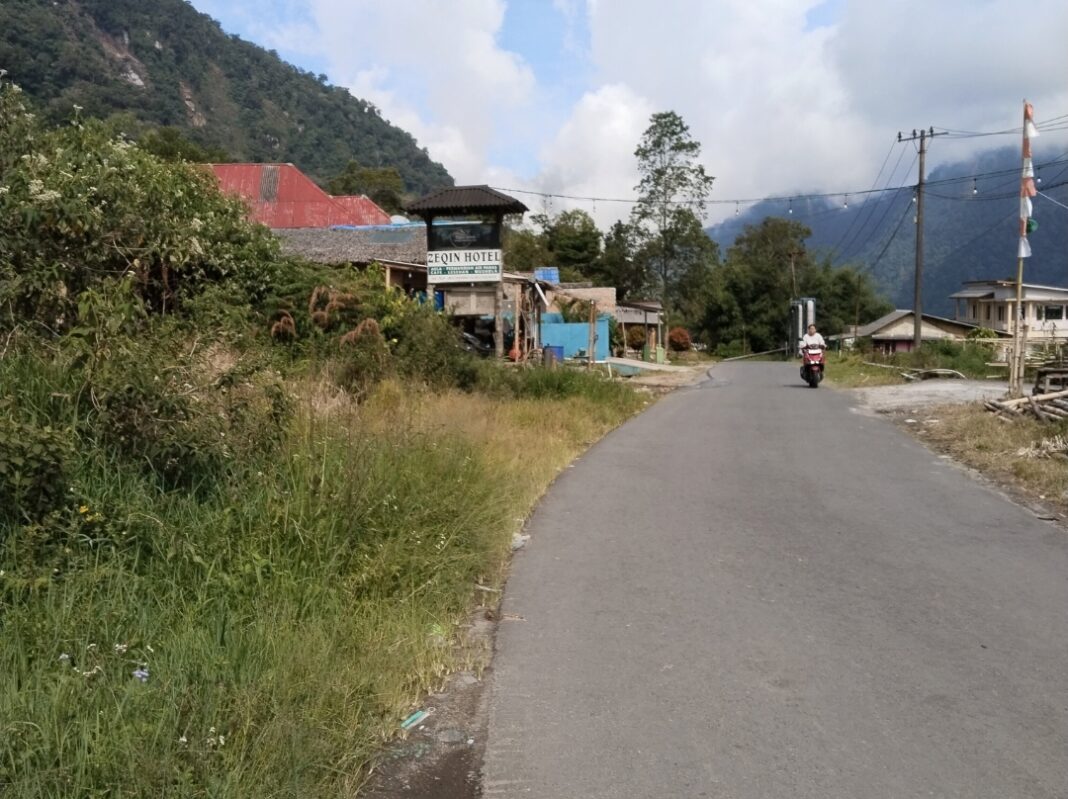 Pemerintah Provinsi Sumatera Utara meminta Pemerintah Kabupaten Karo untuk menghentikan penarikan berbagai macam retribusi masuk menuju lokasi objek wisata pemandian air panas Sidebuk Debuk